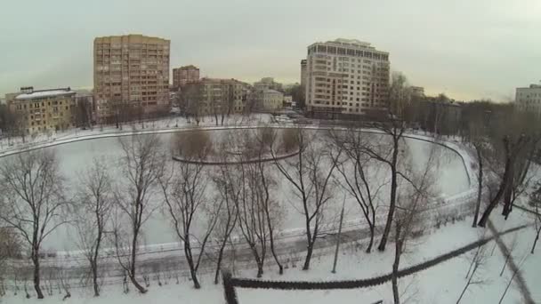 Stadtbild mit Teich zwischen Häusern — Stockvideo