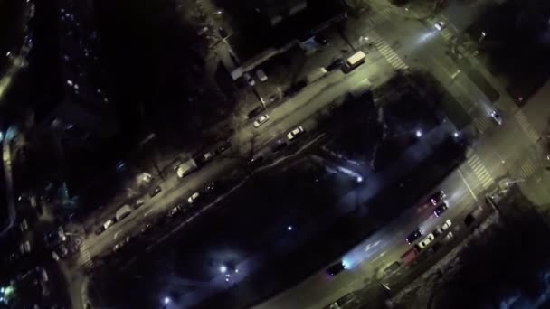 밤에 조명으로 거리에 소통량 — 비디오
