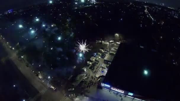 Fuegos artificiales destellos y chispas en la calle — Vídeo de stock