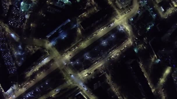 Feu d'artifice au dessus de la rue avec circulation nocturne — Video
