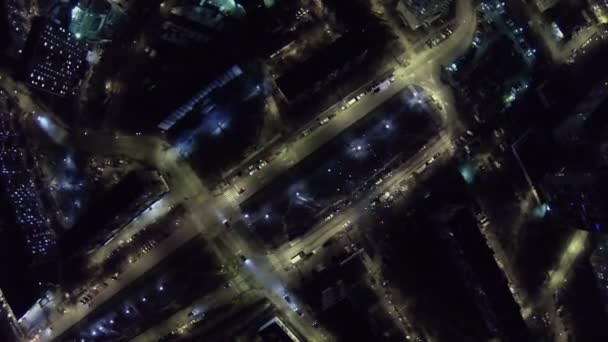 Vuurwerk boven de straat met verkeer night — Stockvideo