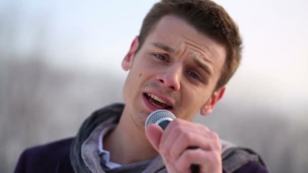 Handsome man in suit sings with microphone — Stock Video