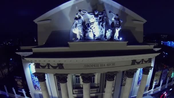 Palacio en Yauza con esculturas iluminadas — Vídeos de Stock