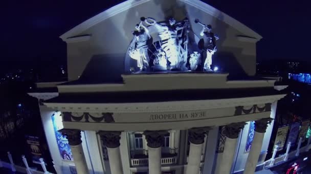 Paleis op yauza met verlichte sculpturen — Stockvideo