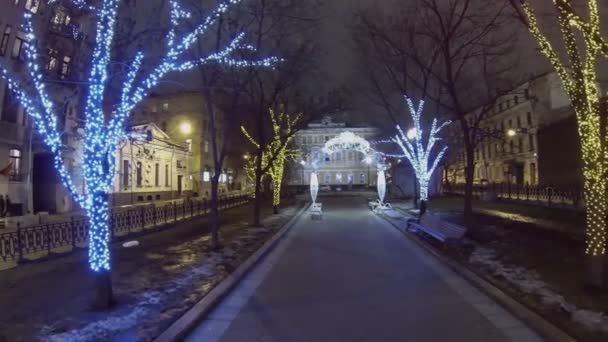 Carros passeio pela rua com portão iluminado — Vídeo de Stock
