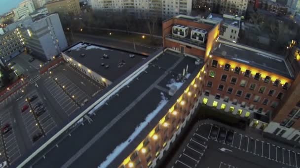 Secteur urbain et voitures en stationnement — Video