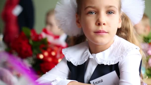 Pequeña niña de primer grado en el escritorio — Vídeo de stock