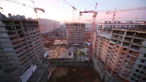 Construcción de gran altura con grúas de construcción — Vídeos de Stock