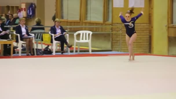 Girl somersaults at International Gymnastics Tournament — Stock Video