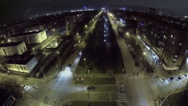 Circulation sur boulevard et feux d'artifice la nuit — Video