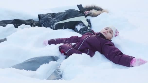 快乐的弟弟和妹妹在雪中 — 图库视频影像