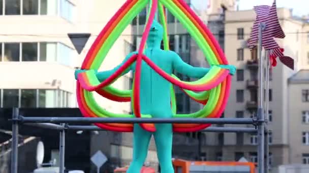 Man in vreemd kostuum presteert op carnaval. — Stockvideo