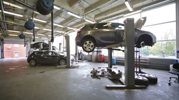 Auto gaat achteruit van workshop — Stockvideo