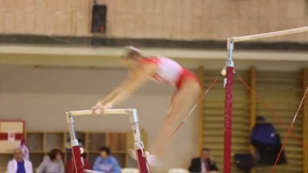 Girl does tricks on horizontal bars — Stock Video