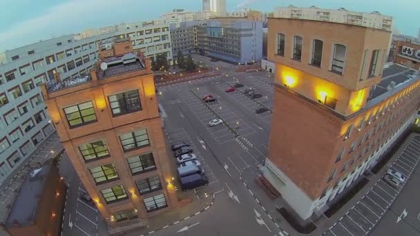 Parking dans la cour entre les bâtiments — Video