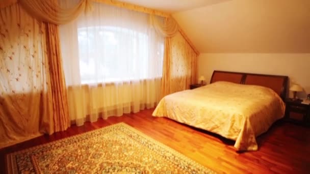 Uitschakelen in slaapkamer met prachtige bed — Stockvideo