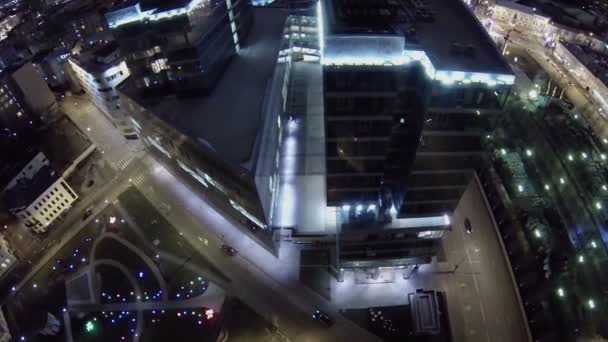 Stadsbild med trafik nära businesscenter — Stockvideo