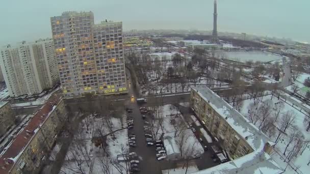 Tráfico urbano cerca de la torre de televisión Ostankinskaya — Vídeo de stock