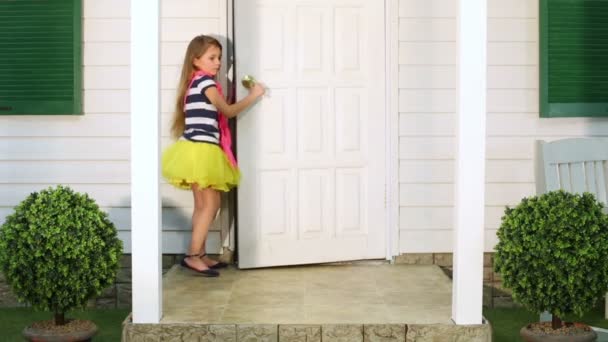 Little girl enters house door — Stock Video