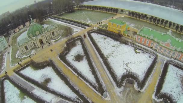 Люди в музею садиби Kuskovo в Москві — стокове відео
