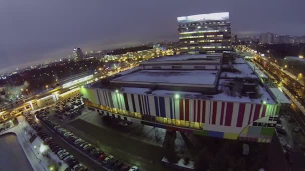 Utcai forgalom televíziós központ közelében — Stock videók