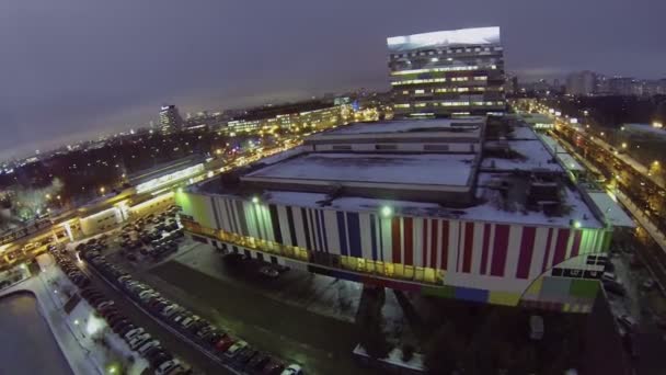 Straat verkeer in de buurt van televisie center — Stockvideo