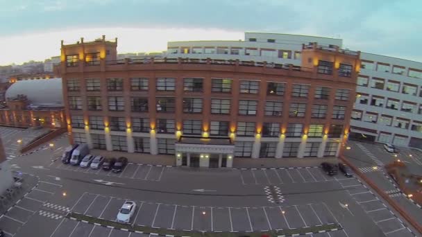 Business complex met grote parkeerplaats bij de woning — Stockvideo