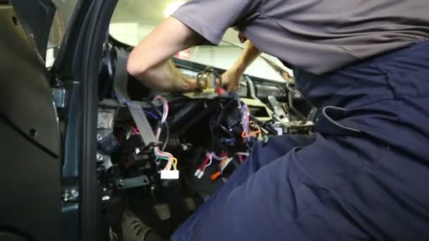Pracownik w samochodzie z kablami na konsoli — Wideo stockowe