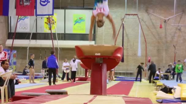 Girl jumps over vaulting buck — Stock Video