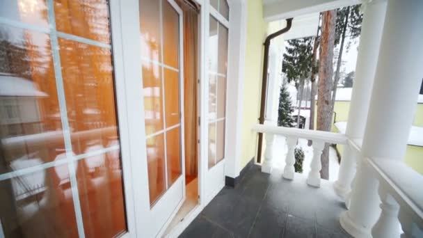 Балкон со стеклянными дверями в красивом коттедже — стоковое видео
