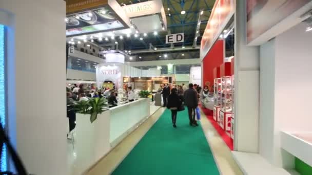 La gente en el patio de comidas en AgroProdMash en Expocentre . — Vídeos de Stock