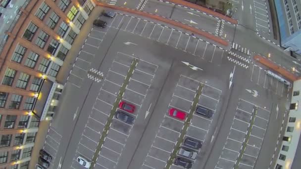 Plusieurs voitures se tiennent sur le parking près du bâtiment — Video