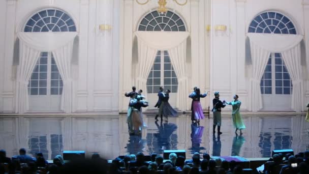 Standardpaare tanzen auf der Bühne — Stockvideo