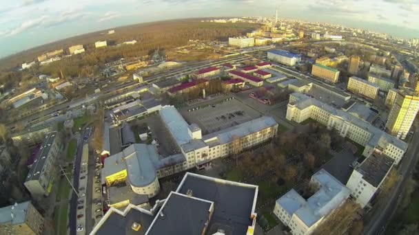 Paysage urbain avec casernes et soldats — Video