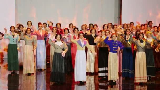 Chicas bailando en el escenario en Concursantes Belleza — Vídeos de Stock