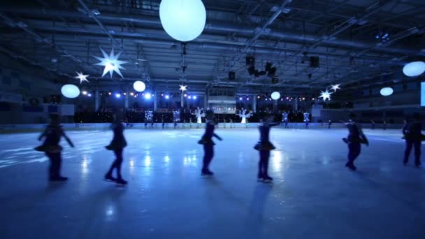 Eiskunstläufer bei jungen Sportlern — Stockvideo