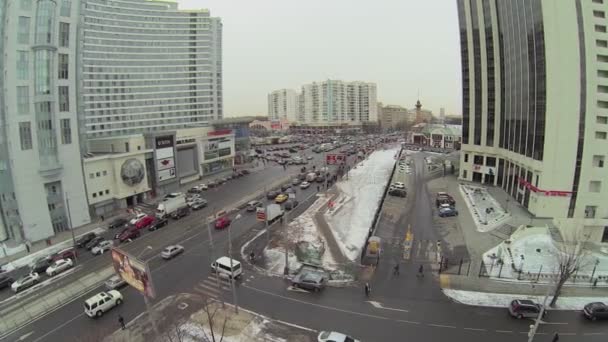 Vatandaşlar trafikle sokakta yürüyor — Stok video