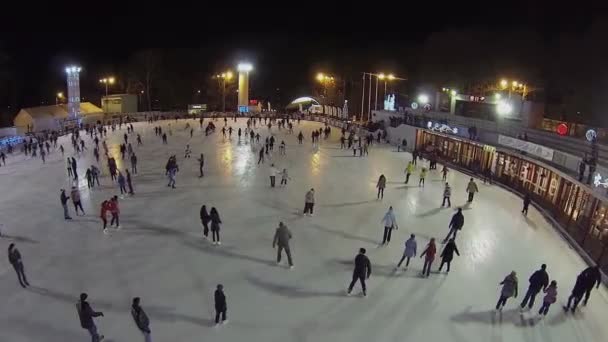 Eisbahn mit vielen Menschen — Stockvideo