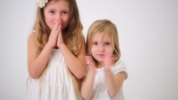 Δύο κοριτσάκια χειροκρότημα τα χέρια — Αρχείο Βίντεο