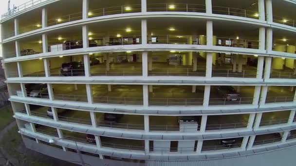 Automobiles seistä monitasoinen autotalli — kuvapankkivideo