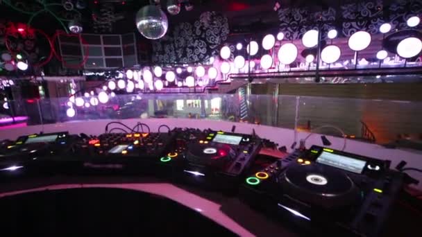 DJ lugar de trabajo con equipo de sonido — Vídeo de stock