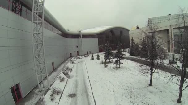 Achterkant van Mosekspo bouwwerk op winterdag — Stockvideo