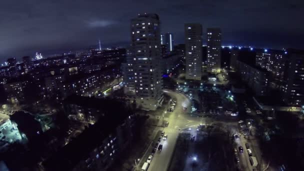 Paysage urbain avec circulation dans les rues et feux d'artifice — Video