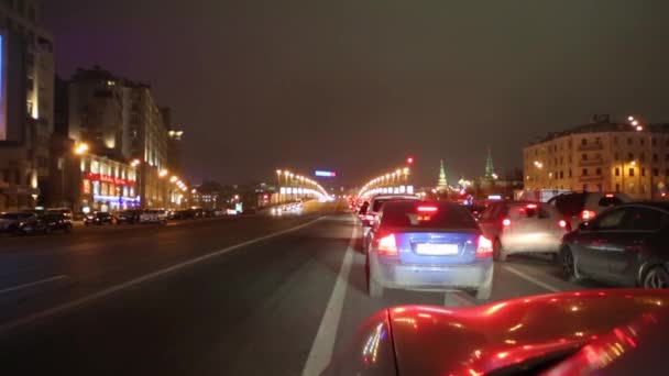 Strada maestra di città di sera con marmellata di auto — Video Stock