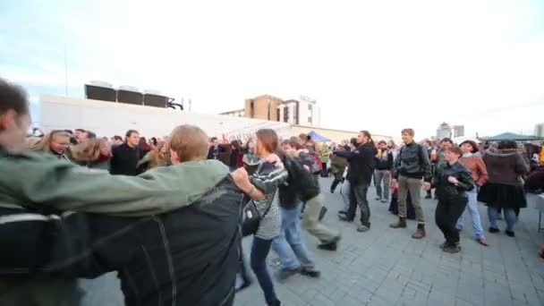 Люди танцуют во время международного фестиваля — стоковое видео