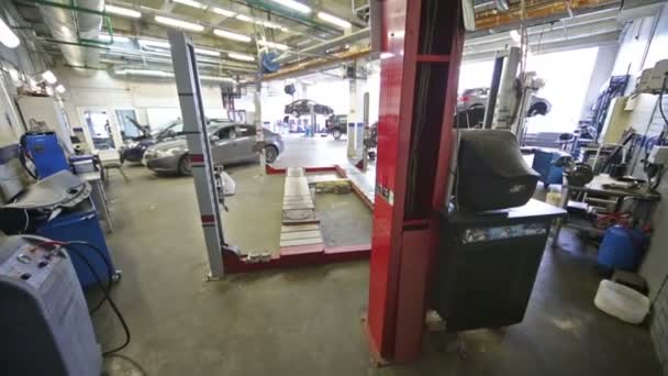 Cars and equipment for wheel alignment camber — Stock Video