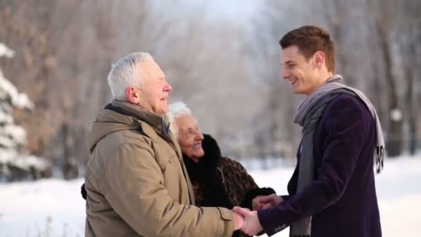 Happy elderly couple talk with grandson — Stock Video