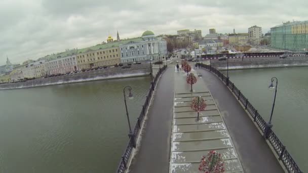 Cars Ride by Quay nabij voetgangersbrug — Stockvideo