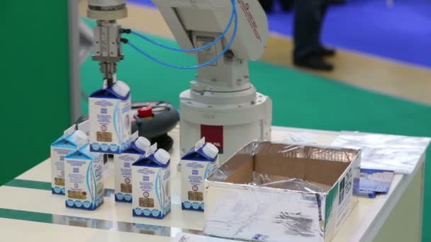 Robot empaca leche en AgroProdMash en Expocentre . — Vídeos de Stock