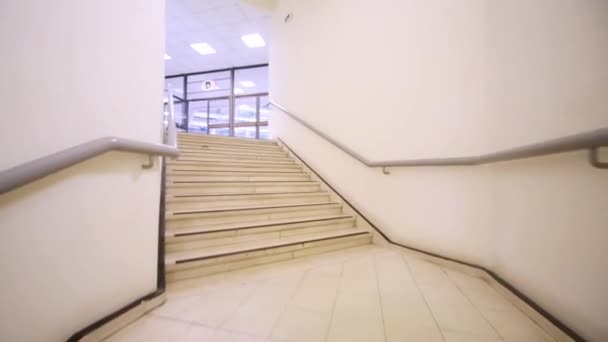 Elevación en escaleras blancas en el centro de exposiciones — Vídeo de stock